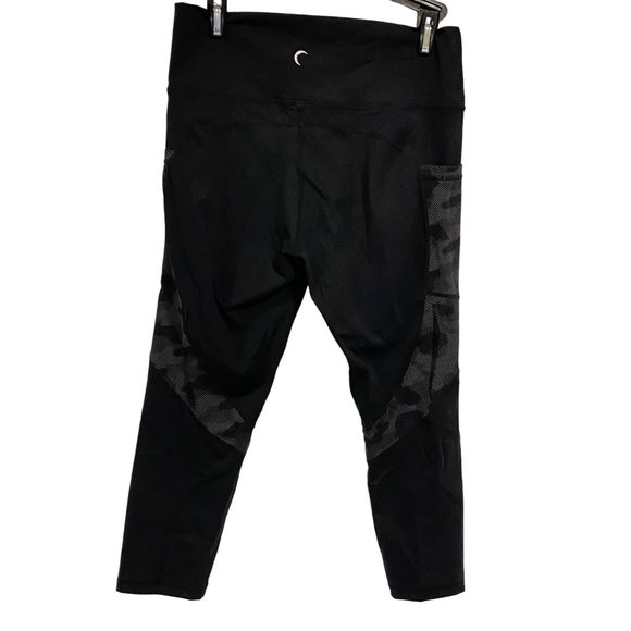 Zyia Active Black Camo Reflective Pocket Brilliant Hi-Rise Capri Leggings Sz 12 - Picture 4 of 8